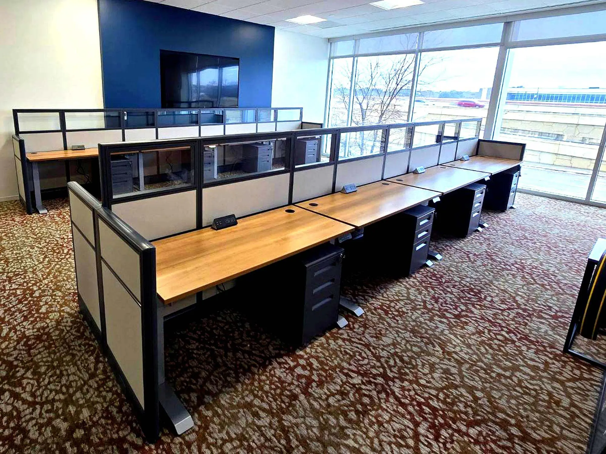 Emerlad-Cubicle-with-Quantum-sitstand-desk-1